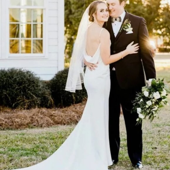 V Neck Mermaid Wedding Dress with Button back - Picture 8 of 16